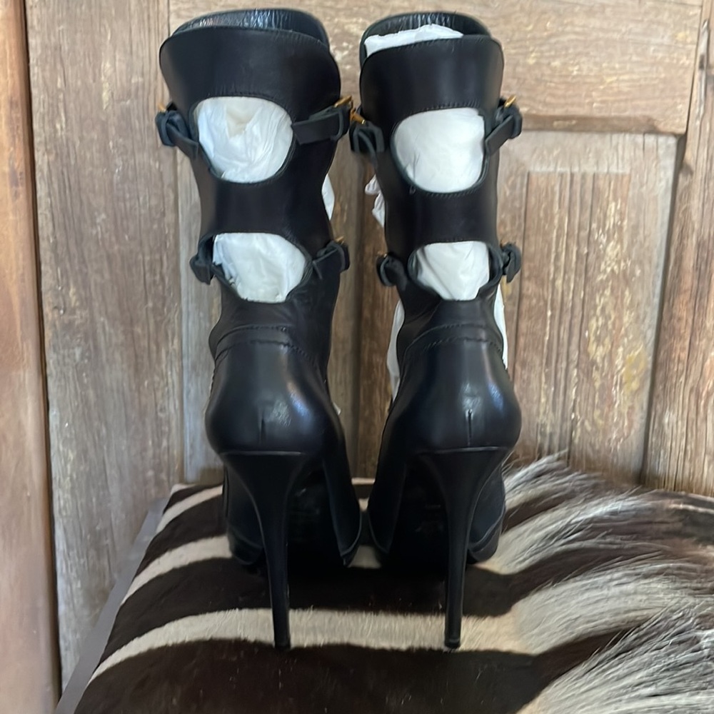 Alexander McQueen Black Leather Cutout Accent Boots
Size 38.5 - Picture 6 of 12